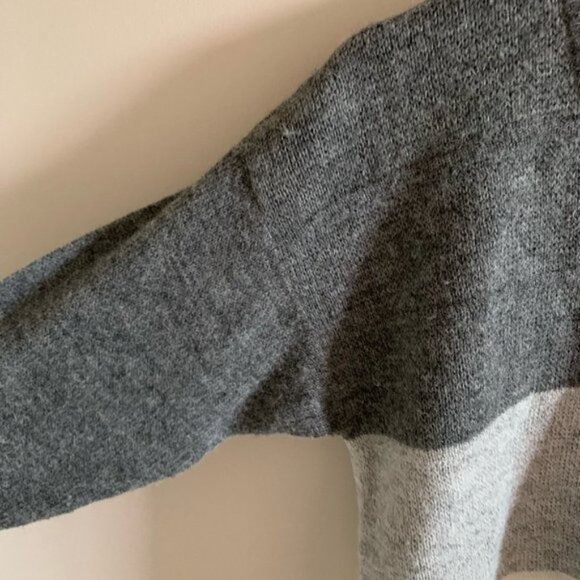 Vintage Colour Blocked Grey and White V-Neck Sweater Size Medium - Picture 7 of 8